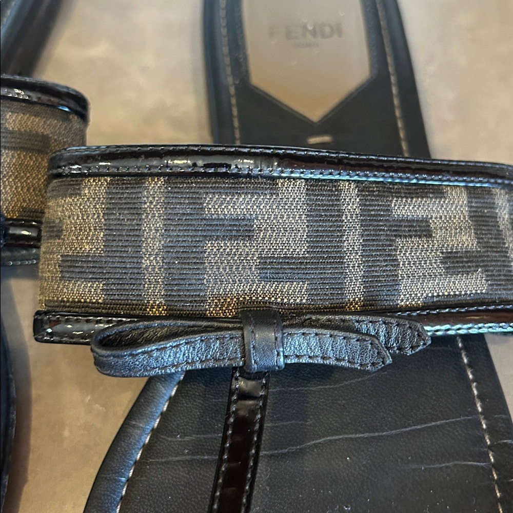 Fendi Black Patent Leather w/Brown Monogram Flat Thong Sandals, Size 39 1/2 EUR - Picture 2 of 6